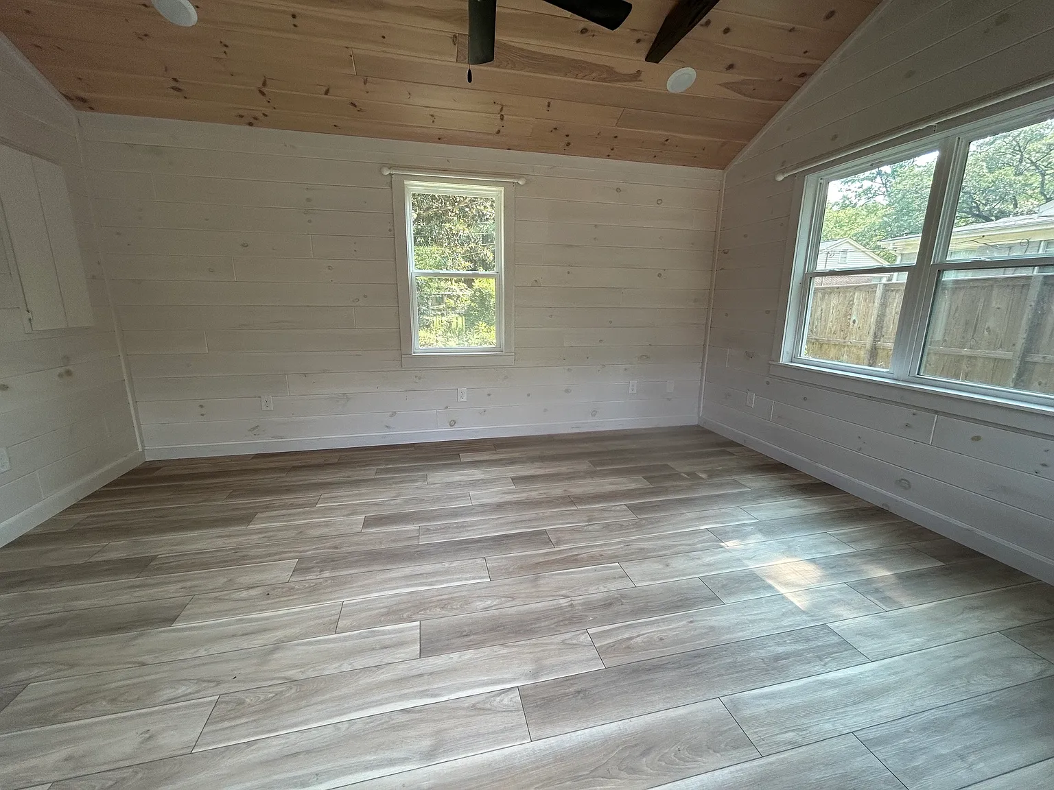 2915 Oakview Road - 1 — Photo 2