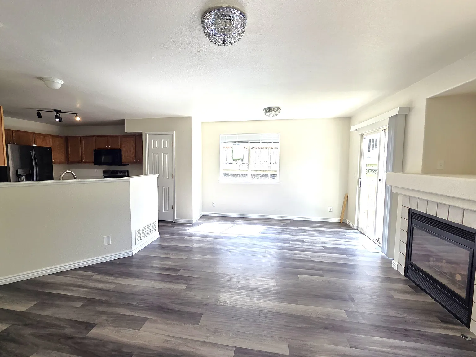 3 bed, 2.5 bath, 1240 sqft, $2,400 — Photo 3