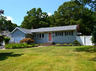 35 Indian Head Dr, Sayville, NY 11782