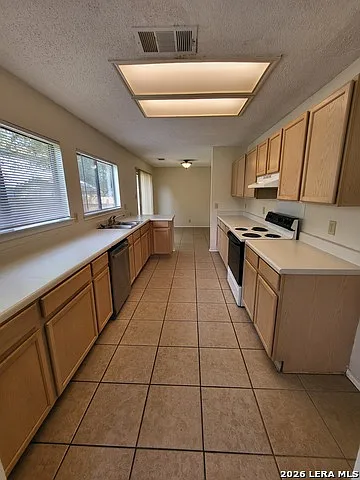 4 bed, 2.5 bath, 2334 sqft, $1,895 — Photo 3