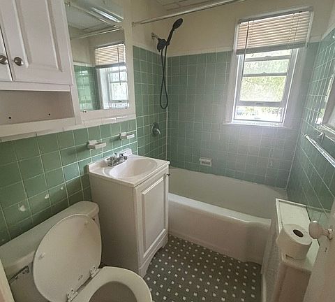 5th image of 1 S Carpenter Ter APT 1L
