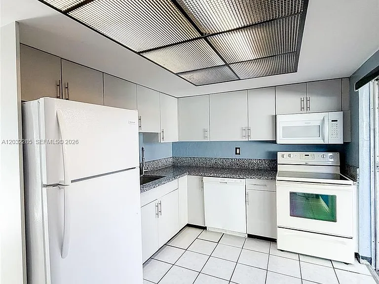 3721 SW 54th Ave — Photo 2