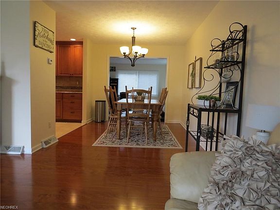 4th image of 3461 Darbyshire Dr