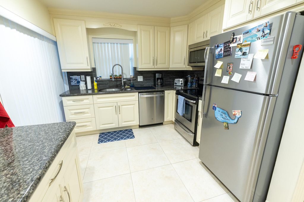 3215 NE 15th St APT 203, photo 4