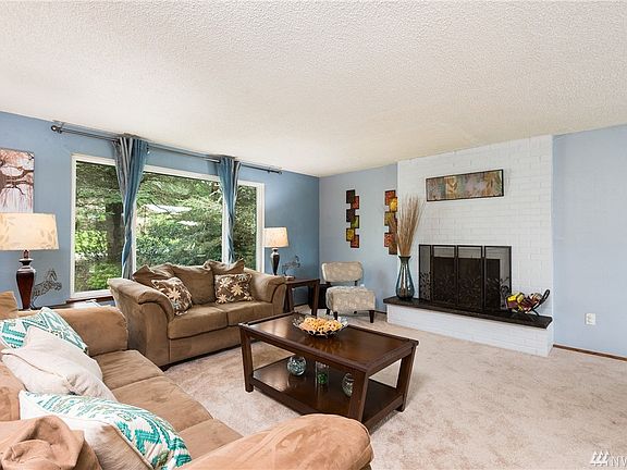 5th image of 161 NE Mahonia Dr
