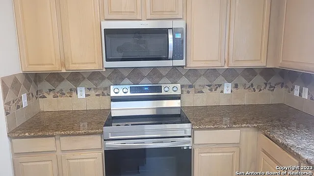 4 bed, 2.5 bath, 2426 sqft, $1,995 — Photo 3