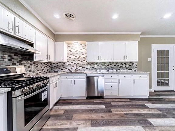 5th image of 807 Oakwood Dr
