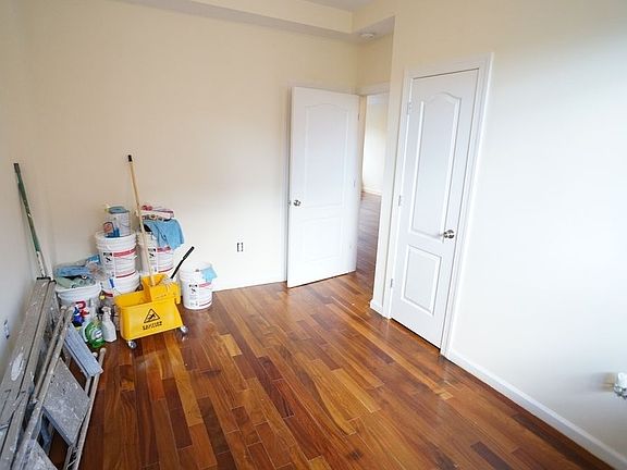 5th image of 294 Willis Ave #1