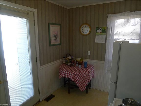 5th image of 914 Forest St