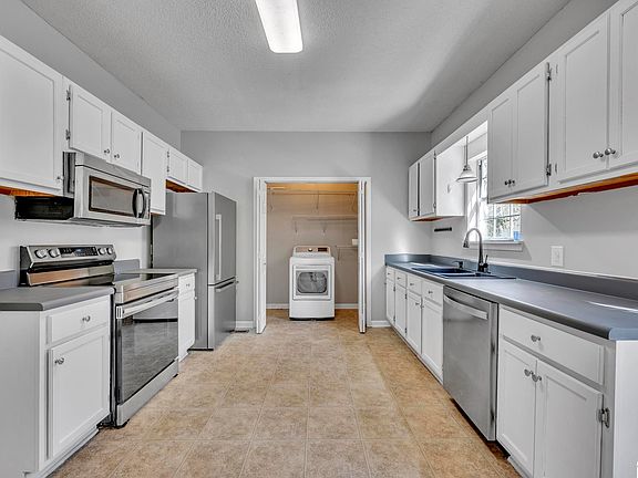 5th image of 98 Hillcrest St