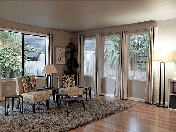 3rd image of 1131 E Ballantrae Dr