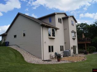 60559 Valley Hills Dr, New Ulm, MN 56073