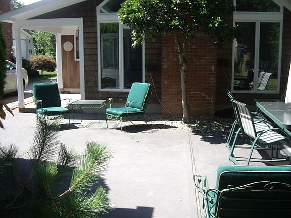 Relaxing back yard w/patio