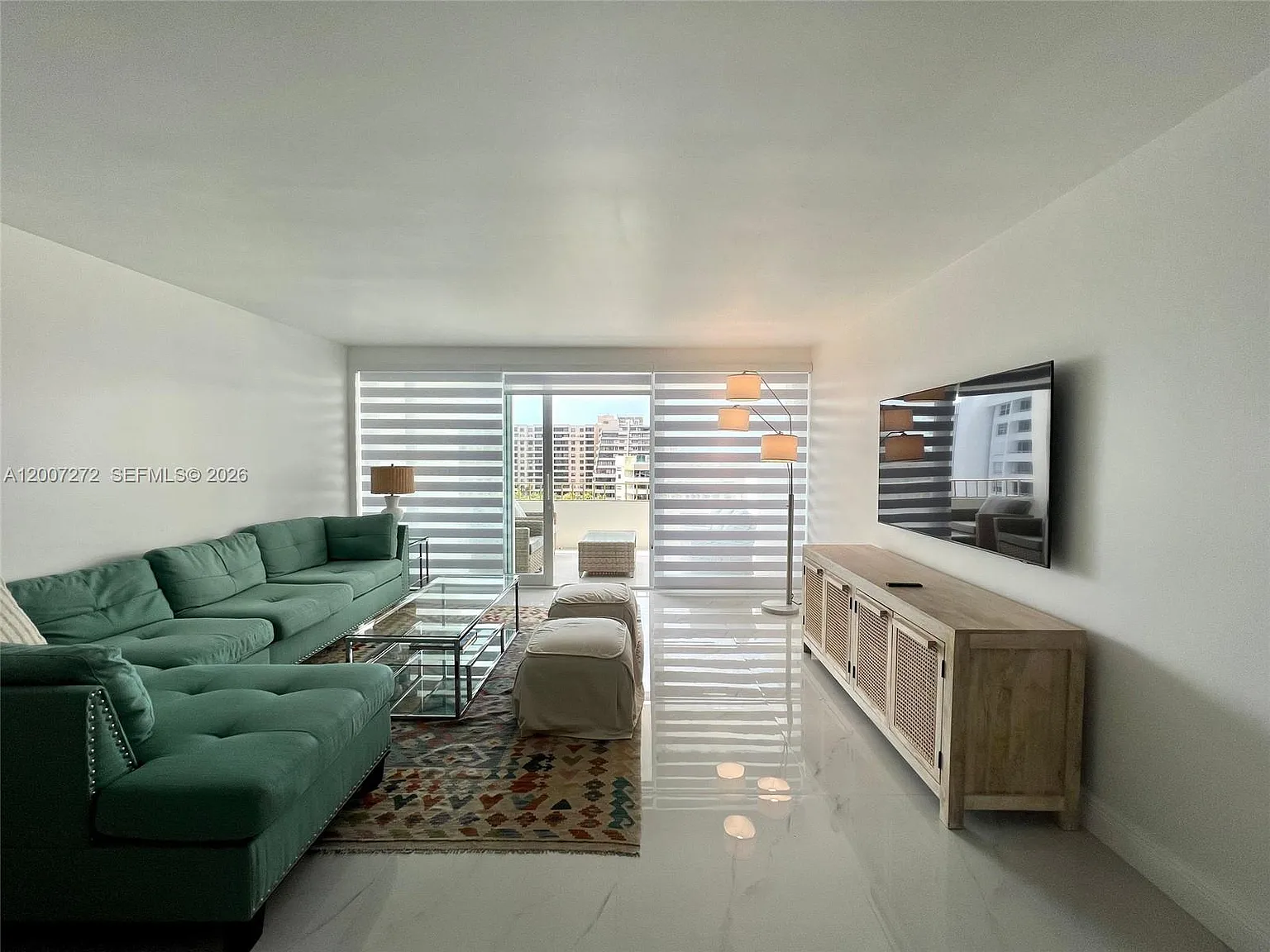 Commodore Club West Condo — Photo 2