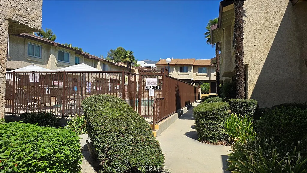 2 bed, 1.5 bath, 1100 sqft, $2,600 — Photo 2