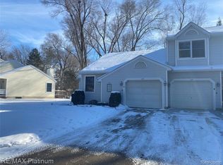 133 Meadow Pointe Dr, Fenton, MI 48430