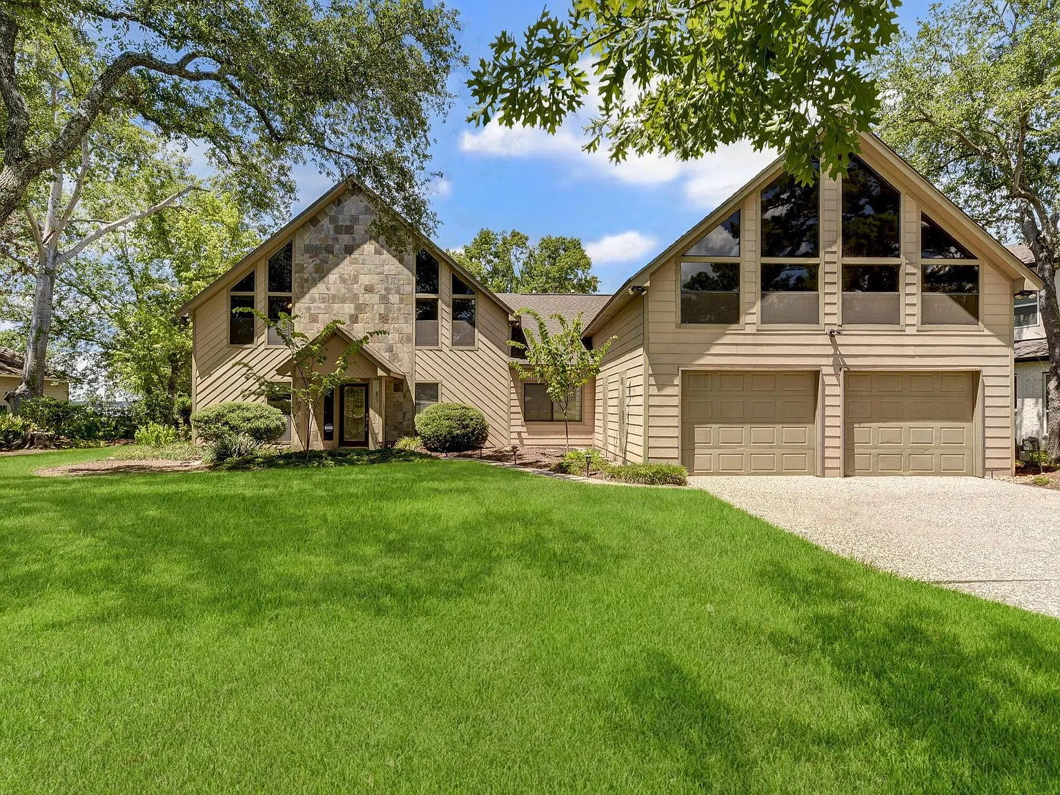 3 bed, 3.5 bath, 2736 sqft, $3,699 — Photo 1