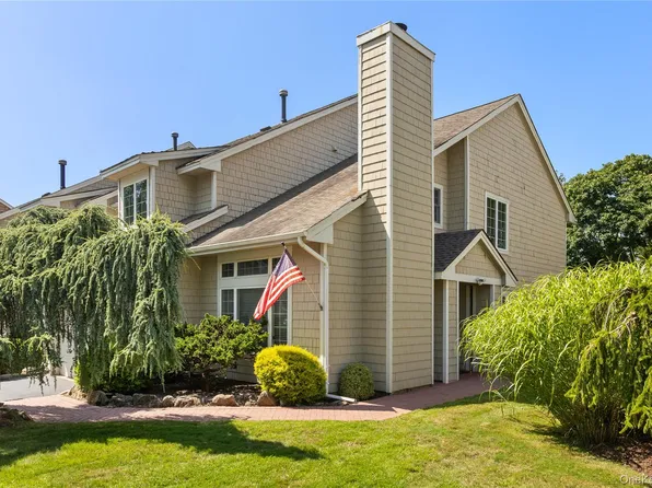 21 Oakmont Lane, Bay Shore, NY 11706