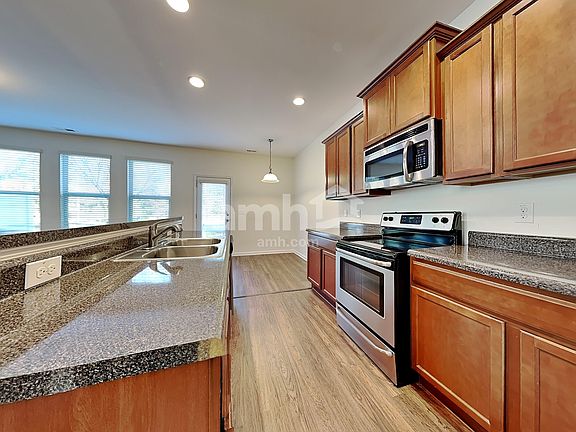 3rd image of 4483 Middletown Dr