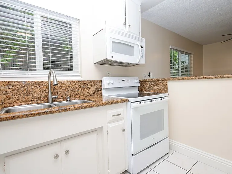 Oceanaire Villa Apartments — Photo 23