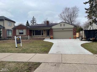 535 Hampton Rd, Grosse Pointe Woods, MI 48236