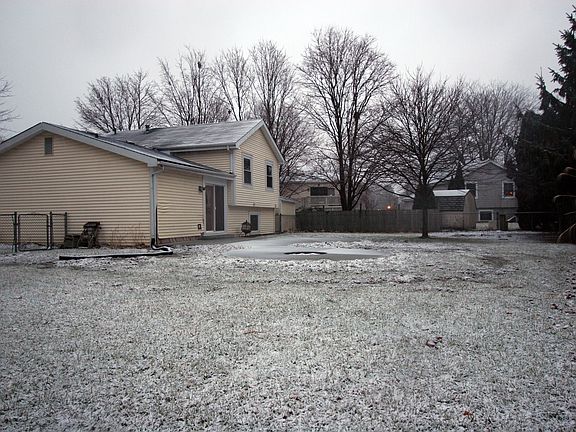 Exterior - HUGE fenced back yard