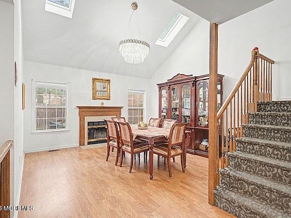 3rd image of 521 Woodbine Lane