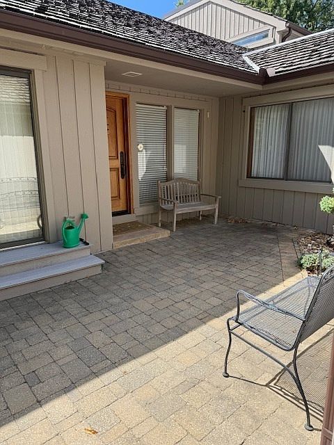 2nd image of 59 W Thornhill Ln