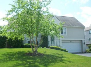 547 Cary Woods Cir, Cary, IL 60013