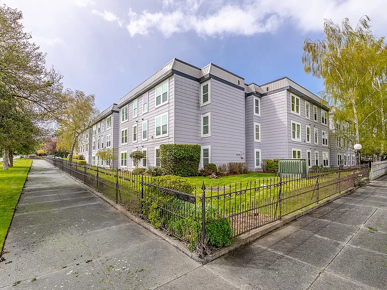 Marine Plaza Apartments — Photo 16