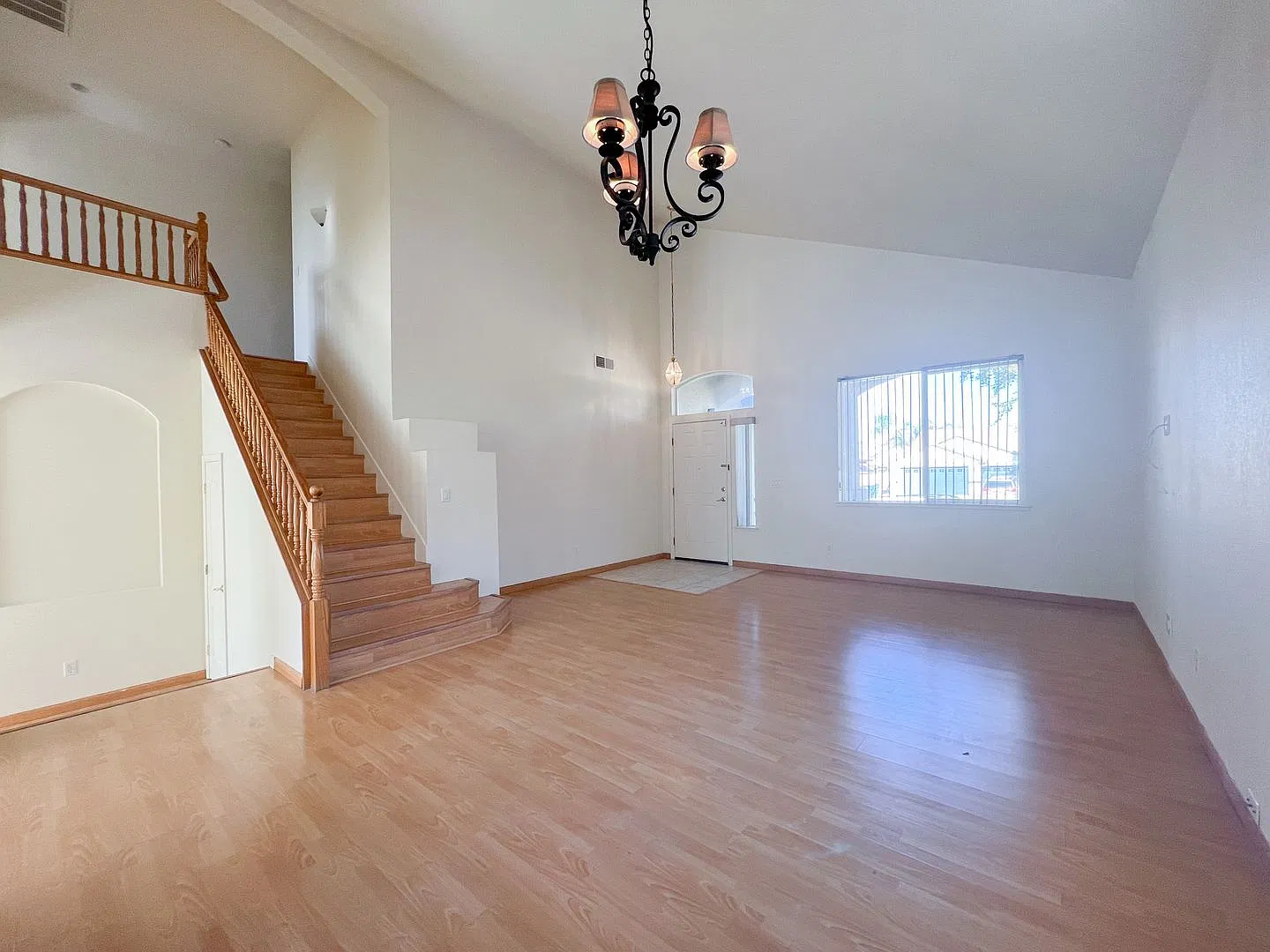 Spacious 5 Bed, 3 Bath Home on Cul-de-sac Lot — Photo 3
