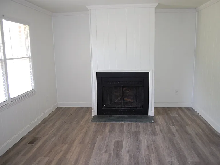 5142 Hillwood Dr — Photo 2