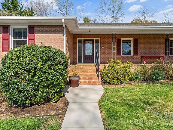 3rd image of 104 Rockview Ln