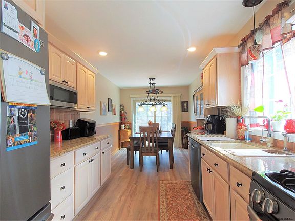 3rd image of 26 Gentry Ln