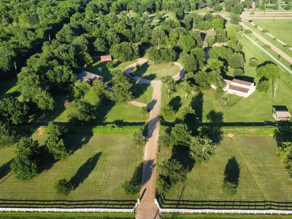 530 Chisolm Trl, Wallis, TX 77485