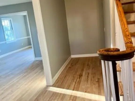 Entrance hallway w/ stairs