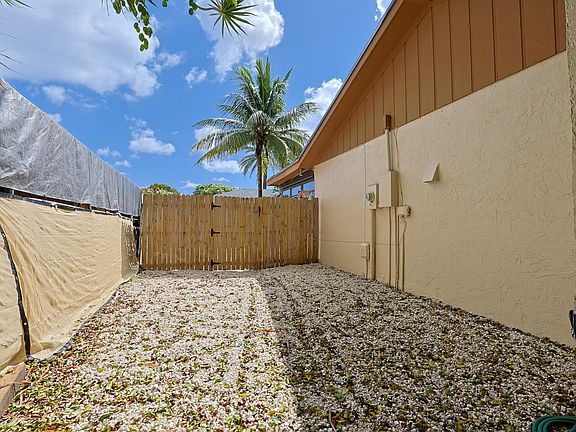 4th image of 208 NW 40th Terrace
