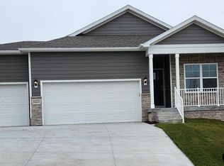 6420 Clear Creek St, Papillion, NE 68157