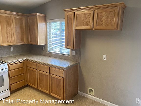 4th image of 950 E Buena Vista Ave