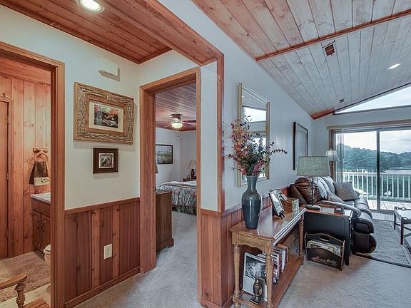 3rd image of 108 Ridgepole Dr