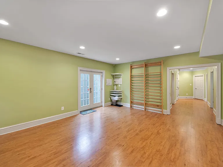 1300 N Stuart St — Photo 6
