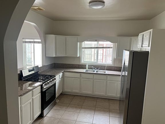 4th image of 3028 Edgehill Dr #1/4