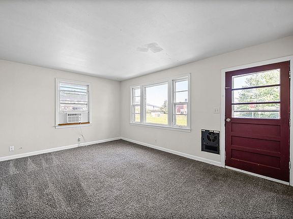 4th image of 400 Highland Cir