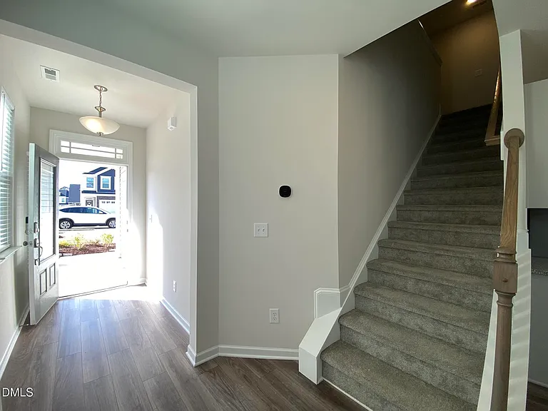 760 Creekway Dr — Photo 2