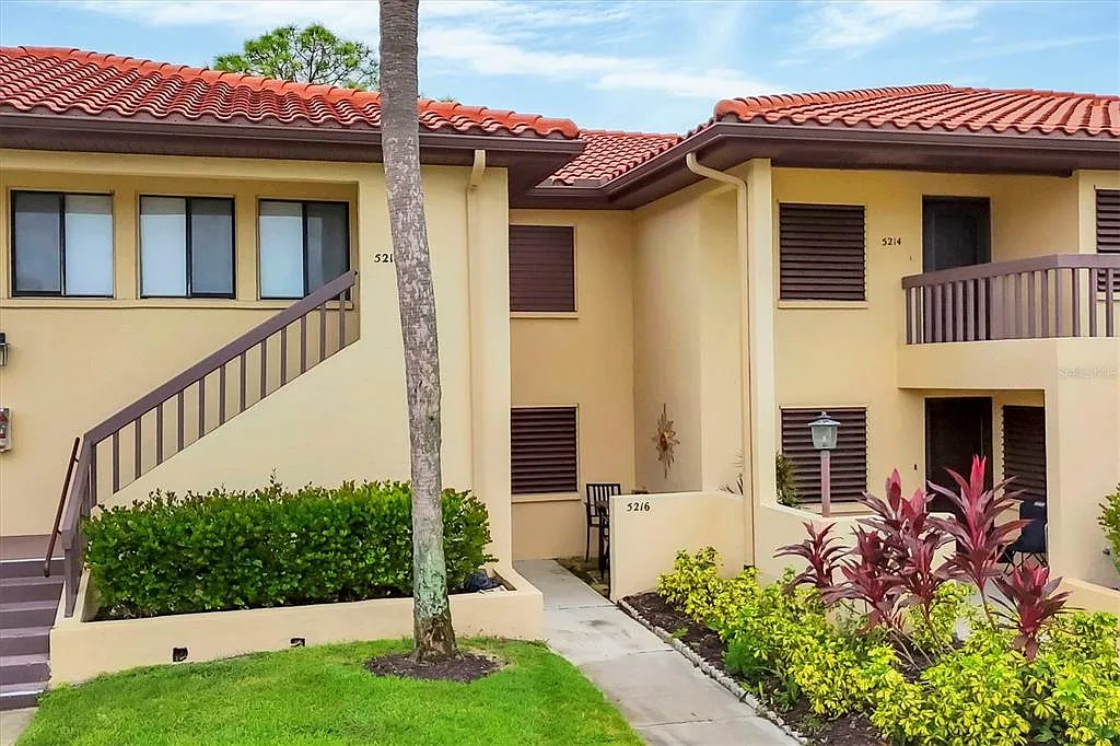 2 bed, 2.0 bath, 1065 sqft, $1,950 — Photo 1