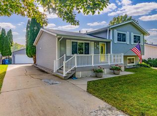 819 Heartland Hills Dr, Waterloo, IA 50701