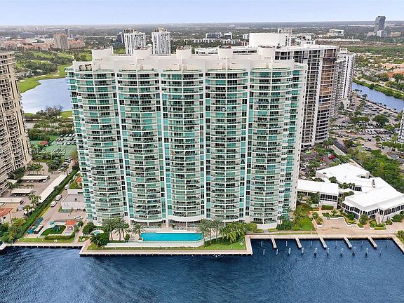 4th image of 20201 E Country Club Dr APT 1005