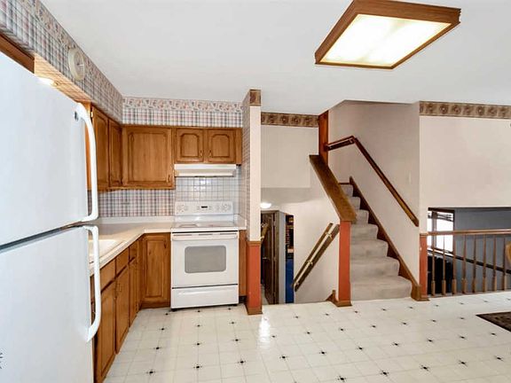 5th image of 7824 W 91st St