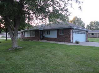 802 Park Ln, Pella, IA 50219
