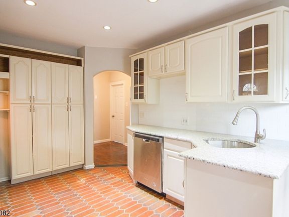 4th image of 105 Argyle Pl